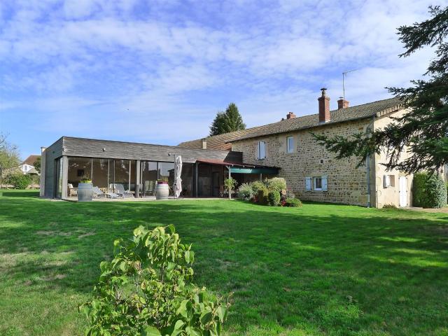 Maison de charme en pierres portée par la modernité 280m² La Clayette