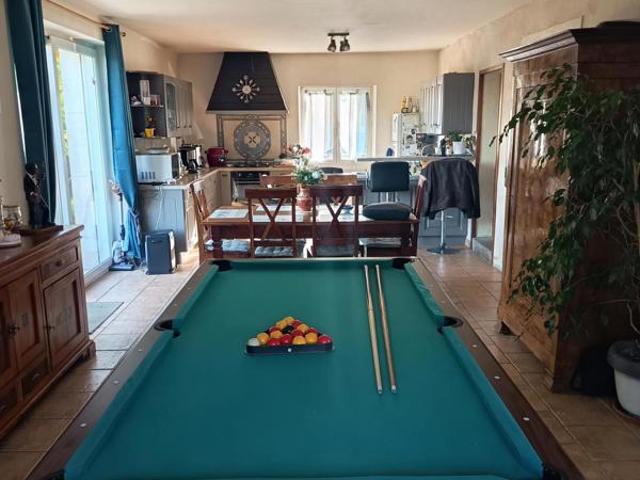 Maison de charme harmonisee par un chalet au fond du jardin
