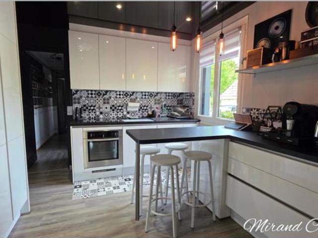 Maison de charme rénovée avec vaste suite parentale et deux garages