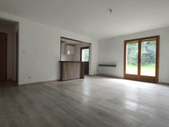 MAISON DE CHARME RENOVEE DE 85 M2 HABITABLE AVEC JARDIN TRES BIEN SITUEE SUR UN TERRAIN DE 400 M2 AU CALME