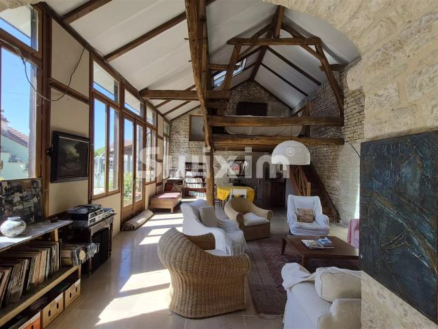Maison de Charme: 11 Pièces, 329 m² Disponible 329m² Noyers