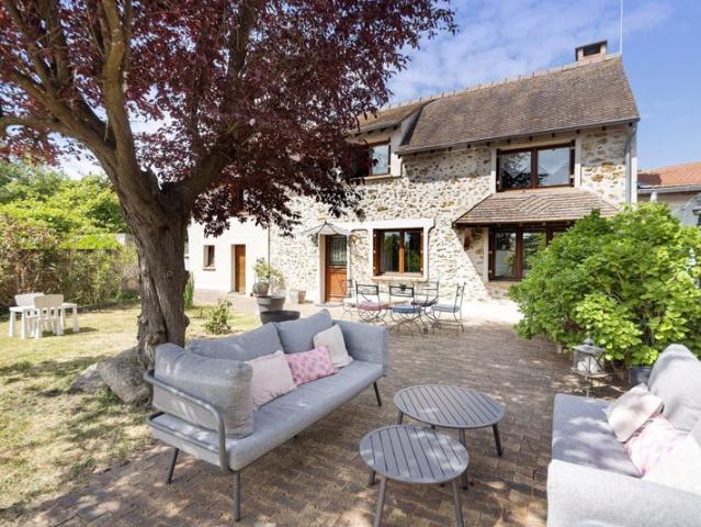 MAISON DE CHARME 1 CHAMBRE + BUREAU 366 M2 TERRAIN