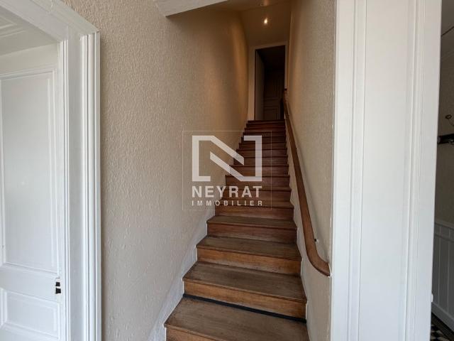 MAISON DE CHARME 200 m² + GRENIERS À AMÉNAGER – FORT POTENTIEL AU CŒUR DU VILLAGE