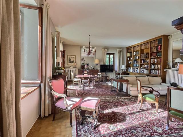 Maison de charme 5 chambres Grand terrain Investissement 197m² Gex