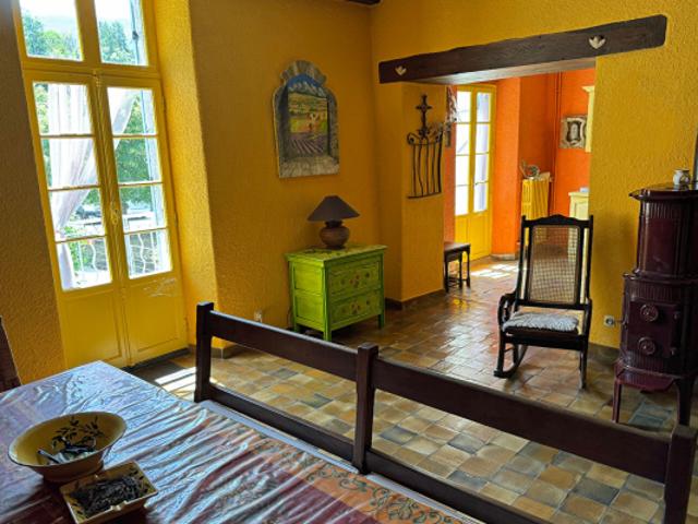 Maison de charme 8 pièces ? Terrasse, jardinet et dépendances ? 190 m² habitablesà REMUZAT 26510