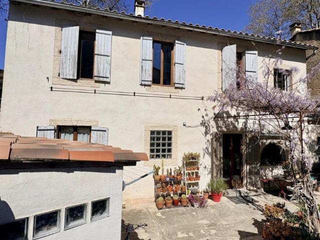 Maison de charmle + studio indépendant aux portes des rempar