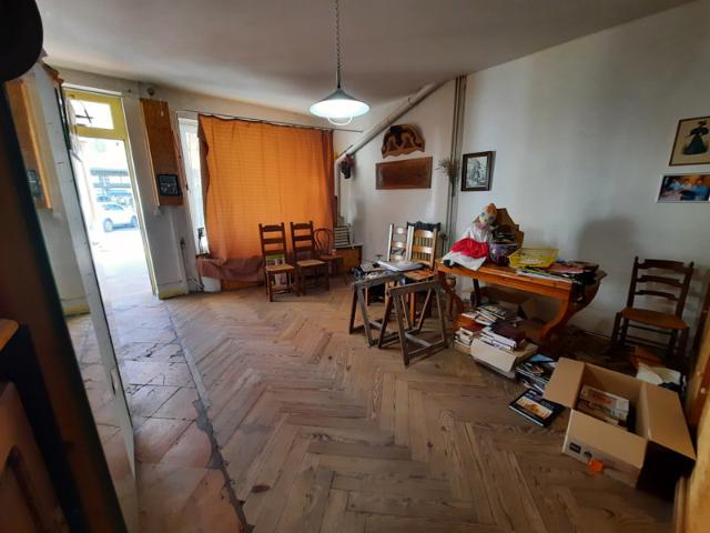 Maison de bourg 225 m2 à rafraîchir idéalement située