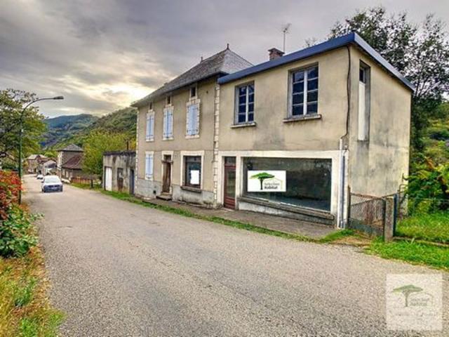 Maison de bourg à rénover + local commercial