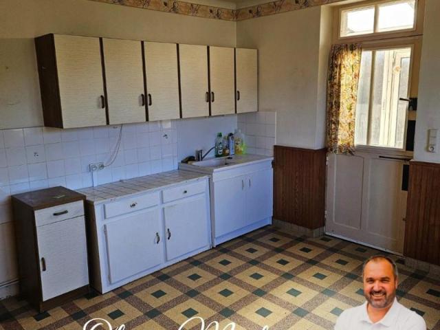 Maison de bourg à rénover 6 pièces 110 m² Terrain 932 m²