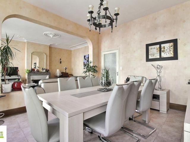 Maison de bourg avec 550m2 de dépendances et cour sans vis à. 134m² Châtillon Coligny