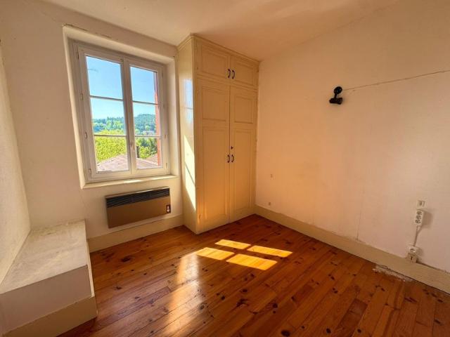 Maison de bourg avec terrasse et dépendance – Fort potentiel à Luriecq 42380
