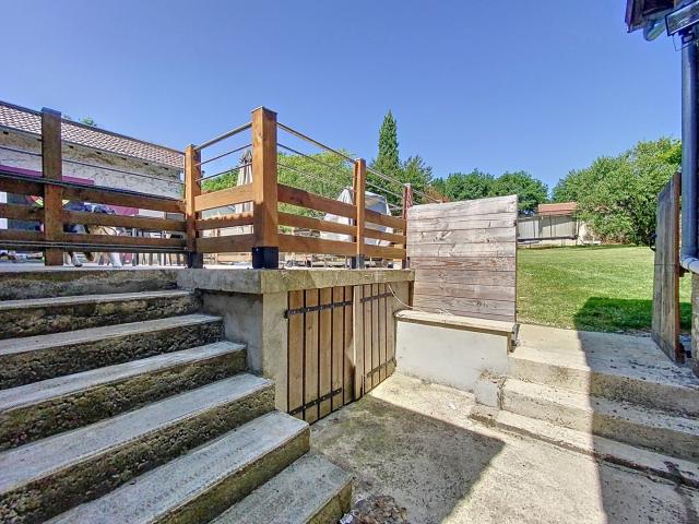 Maison de bourg avec grand terrain et piscine