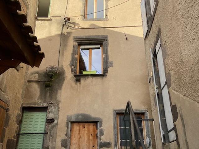 Maison de bourg en centre ville avec possibilité de rentrer une Moto