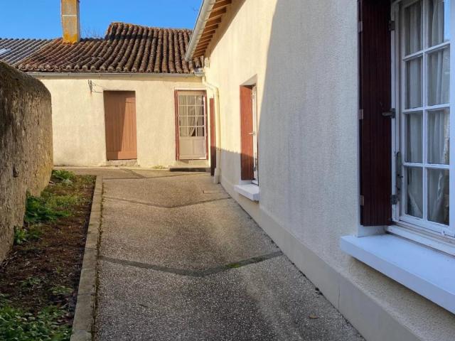 Maison de bourg en bon état général à rafraichir à SAURAIS
