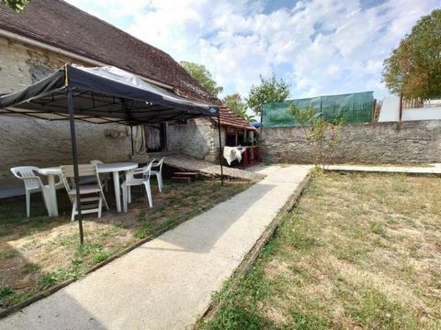 Maison de bourg en pierre avec terrasse et jardin