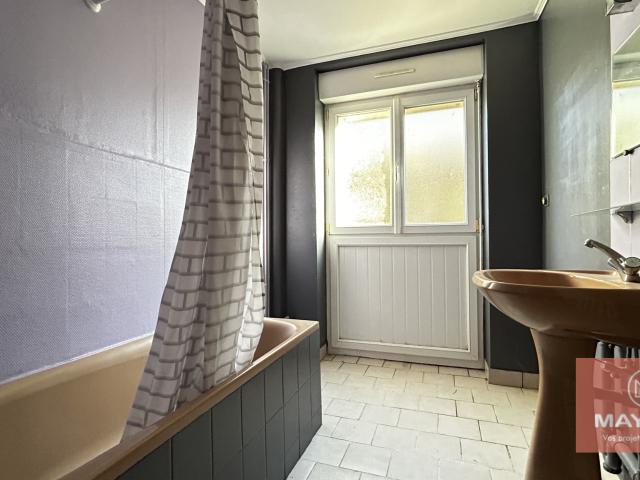 Maison de bourg en pierre 100 m2 4 chambres 945 m2 de terrain