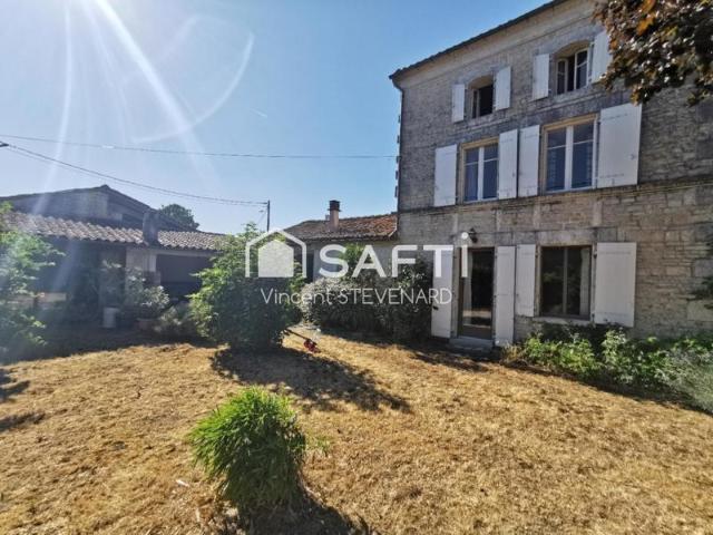 Maison de bourg en pleine campagne Charentaise