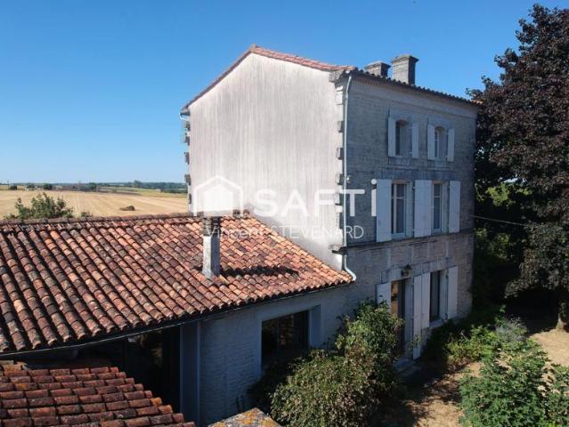 Maison de bourg en pleine campagne Charentaise