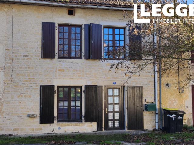 Maison de bourg offrant deux chambres et jardin dans un village avec des petits commerces et écoles primaire