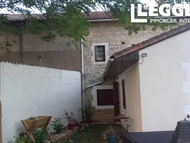 Maison de bourg offrant deux chambres et jardin dans un village avec des petits commerces et écoles primaire