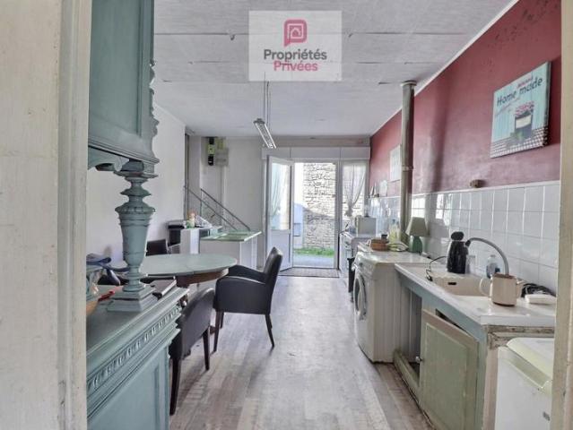 Maison de bourg mitoyenne à rénover sur 2 niveaux avec cave