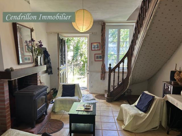Maison de bourg mitoyenne d'un coté, rénovée, 2 chambres, 92m2 habitables,grange et jardinet sur 276 m2