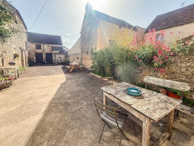 Maison de bourg, ses dépendances, son jardin