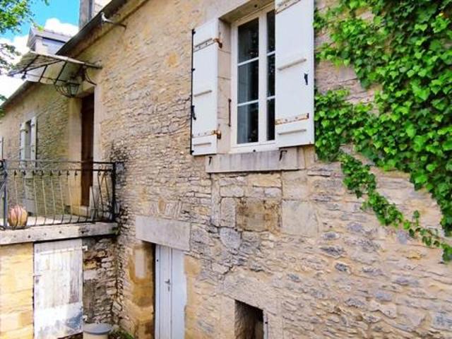 Maison de Bourg sur un terrain clos de 2365m²