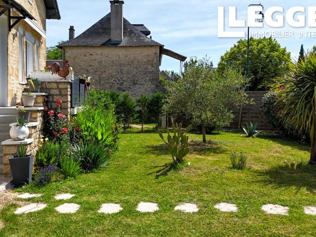 Maison de bourg rénovée avec 5 chambres, piscine, garage et dépendances