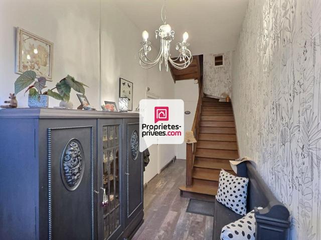 Maison de bourg T5/6 entièrement rénovée avec 4 ch. et jardin près de sa rivière sur ST PIERRE DE COLE 24800