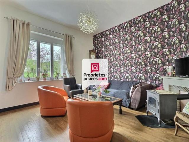 Maison de bourg T5/6 entièrement rénovée avec 4 ch. et jardin près de sa rivière sur ST PIERRE DE COLE 24800
