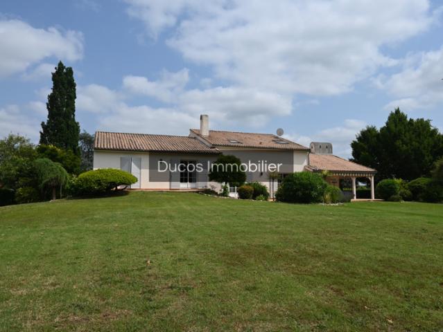 Maison de bonne construction avec 5 chambres et un bureau
