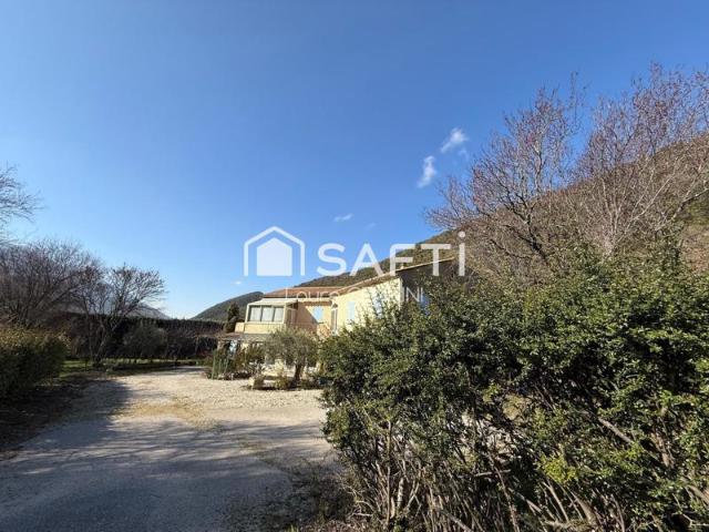 Maison de belle facture sur 12 500 m² de terrain