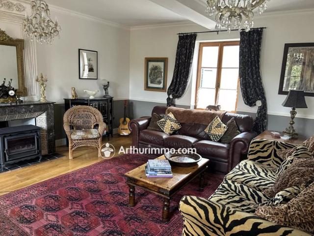 Maison en pierre de 207 m² à Paillé avec 5 chambres