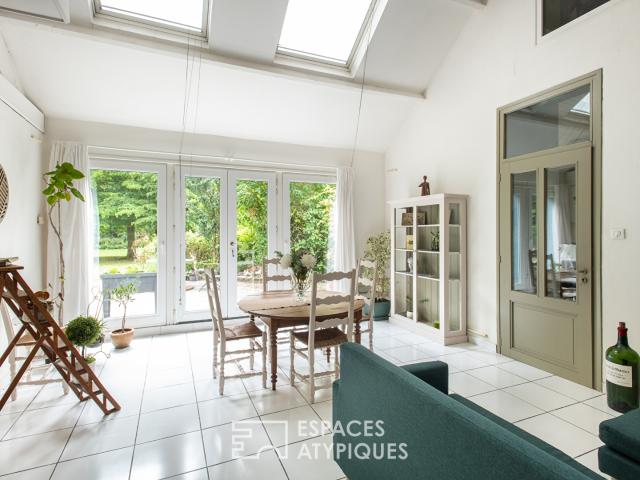 Maison de famille dans son refuge de verdure avec piscine