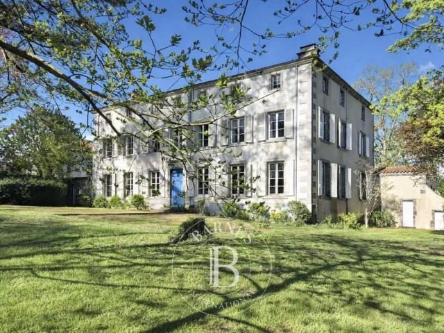 Maison de famille du XVIIIème Vaste parc avec piscine et d. 415m² Riom