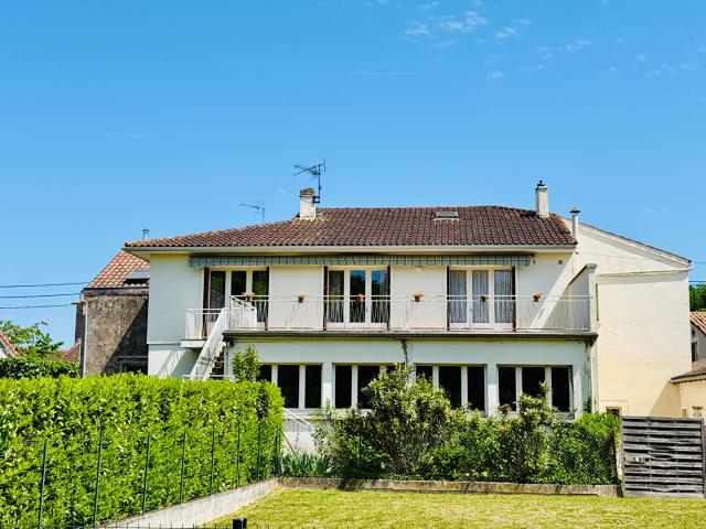 Maison de famille proche des commodités à pied