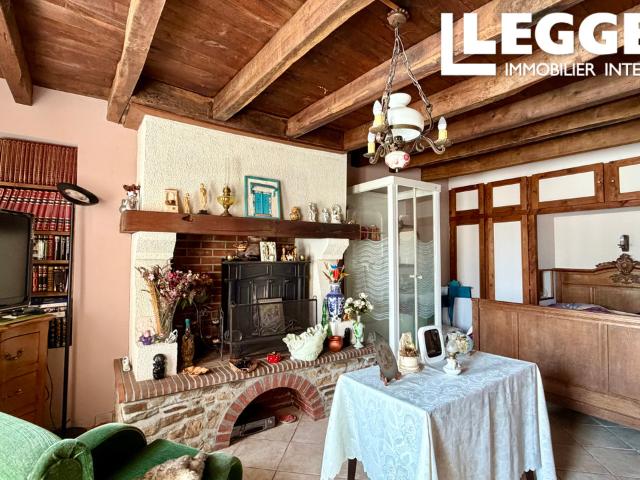 Maison de hameau modernisée de 3 chambres avec garage, à rafraîchir