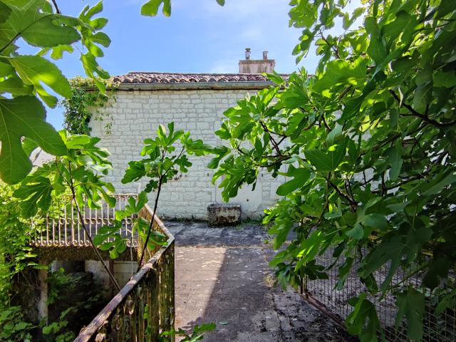 Maison de hameau à restaurer avec terrasse, caves et jardin cloturé
