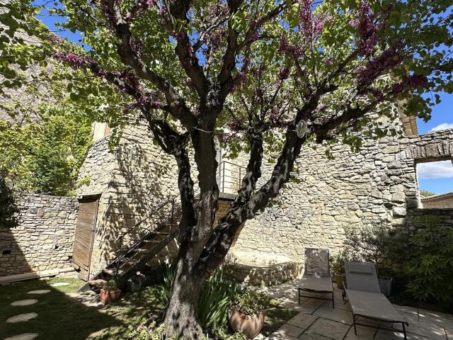 Maison de hameau en pierres à Gordes 150m² Gordes
