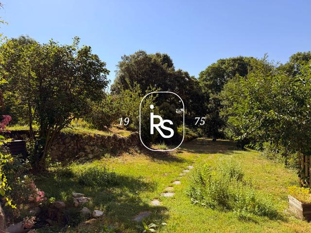 Maison de hameau rénovée de 100 m2 avec un jardin fleuri de. 90m² Joannas
