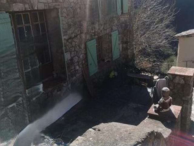 Maison de Hameau sitiée sur la commune Le Mas avec une terrasse
