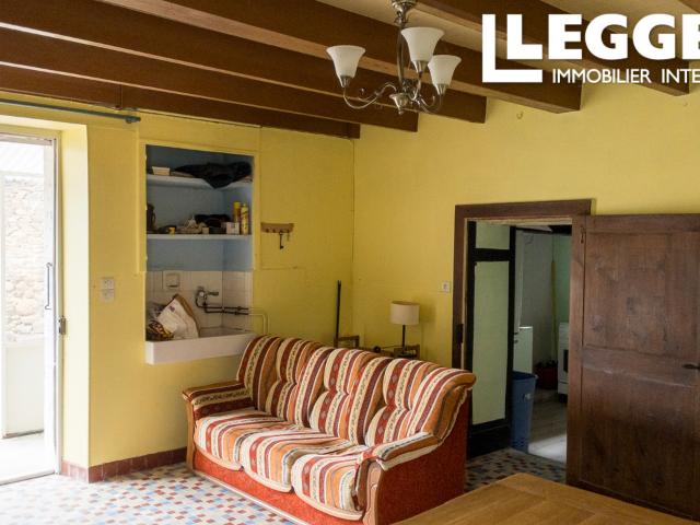 Maison de hameau, 85 m², 2 chambres, dépendances et jardin, près des lacs de Charente, beaucoup de potentiel