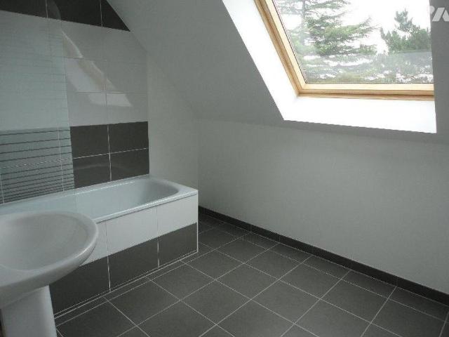 Maison de lotissement T 4 comprenant au rez de chaussée séjour avec espace cuisine aménagée et.