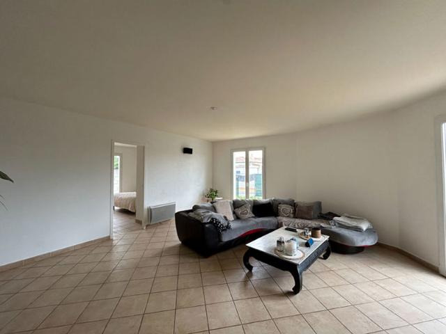Maison de location avec trois chambres, garage, jardin clos et cuisine aménagée pour un confort quotidien