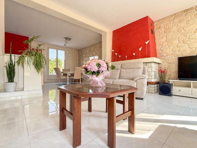 Maison de luxe de 4 chambres en vente à Montlhéry, France