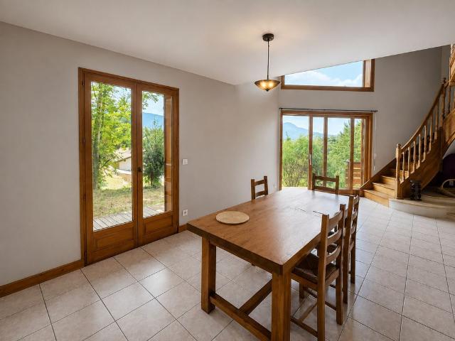 Maison de luxe de 4 chambres en vente à Perrignier, France