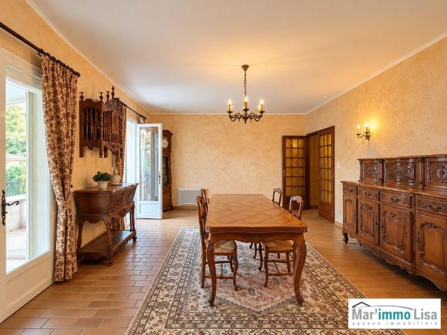 Maison de luxe de 5 pièces en vente à Charleval, France