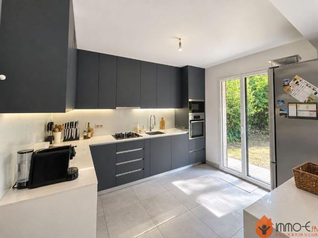 Maison de luxe de 5 pièces en vente à Condé Sainte Libiaire, France