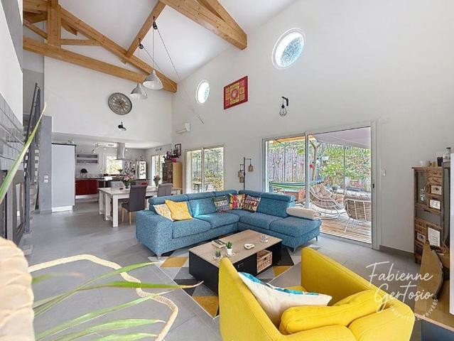 Maison de luxe de 6 pièces en vente à Solliès Toucas, France